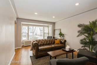 8145 S Houston Ave in Chicago, IL - Foto de edificio - Building Photo