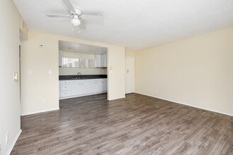 Irolostar Apartments in Los Angeles, CA - Foto de edificio - Interior Photo