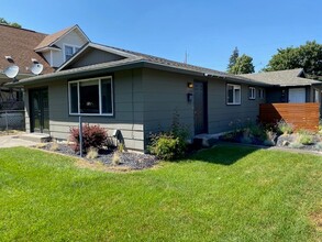 1215 E Nora Ave in Spokane, WA - Foto de edificio - Building Photo