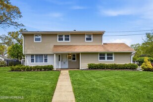 4 Cheryl Dr in Ocean Township, NJ - Building Photo