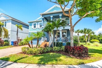 905 Seagrape Dr in Ruskin, FL - Foto de edificio - Building Photo