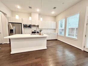 613 Thornton Oaks Ln in Houston, TX - Foto de edificio - Building Photo
