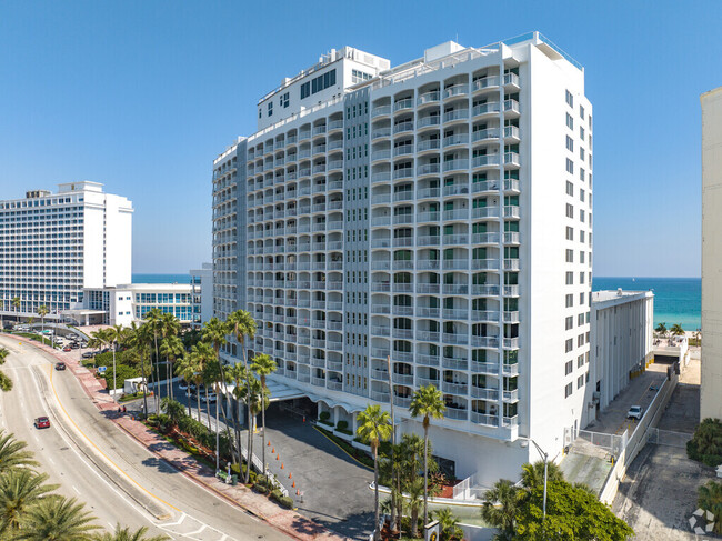 5750 Collins Ave, Unit C in Miami Beach, FL - Building Photo - Building Photo