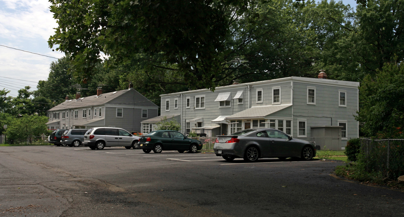 Hillwood Square in Falls Church, VA - Building Photo