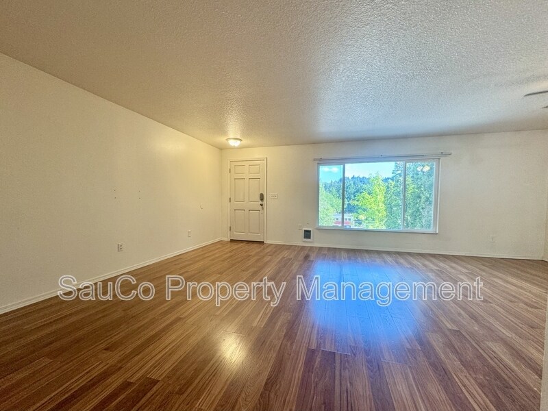 5558 SW Beaverton Hillsdale Hwy in Portland, OR - Building Photo