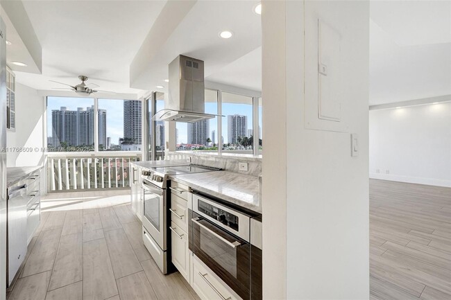 1000 E Island Blvd, Unit 707 in Aventura, FL - Foto de edificio - Building Photo