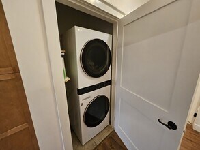 511 Yates Rd in Kelowna, BC - Building Photo - Building Photo