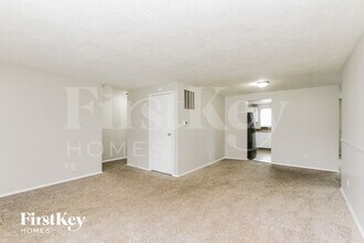 5901 Pemberly Dr in Indianapolis, IN - Foto de edificio - Building Photo