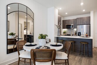 Hanover RiNo in Denver, CO - Foto de edificio - Interior Photo