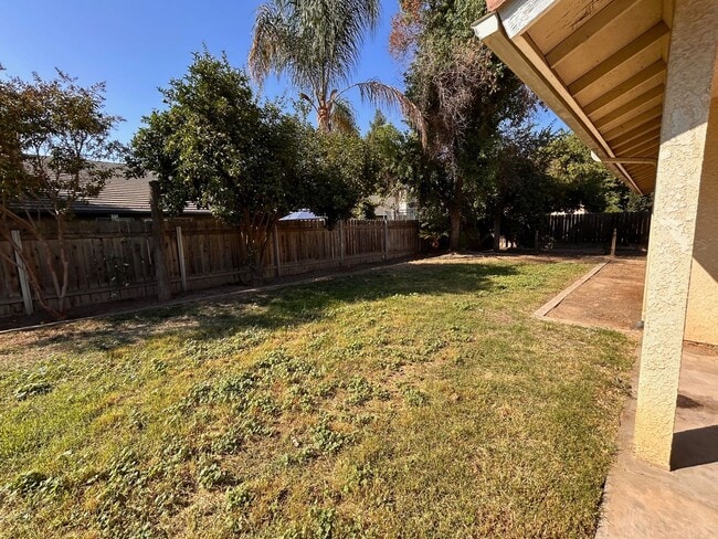 4037 E Sue Ave in Visalia, CA - Foto de edificio - Building Photo