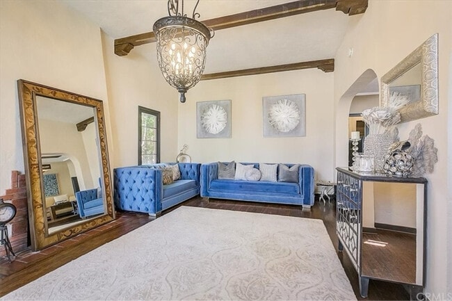 property at 1607 W Kenneth Rd