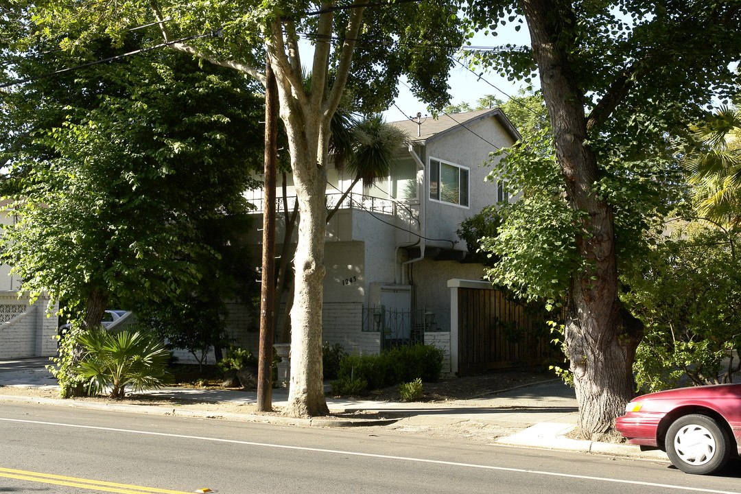 1243 Laurel St in Menlo Park, CA - Foto de edificio