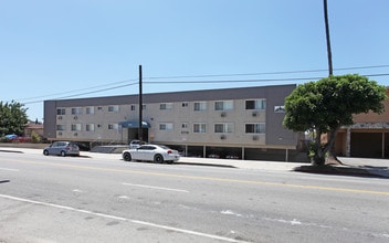 5715 Vineland Ave in North Hollywood, CA - Building Photo - Building Photo