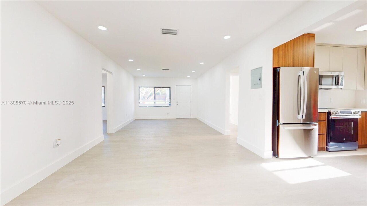 355 NE 111th St in Miami, FL - Building Photo