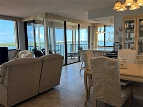 6295 Bahia Del Mar Cir in St. Petersburg, FL - Building Photo - Building Photo