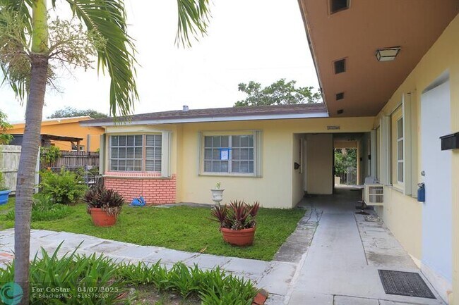 5881 NE 18th Ave in Fort Lauderdale, FL - Building Photo - Building Photo