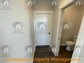 196-198 SE Lacreole Dr in Dallas, OR - Building Photo - Building Photo