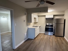 6205 Jackson Rd in Hitchcock, TX - Building Photo