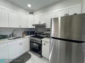 1920 NE 51st Ct in Fort Lauderdale, FL - Foto de edificio - Building Photo