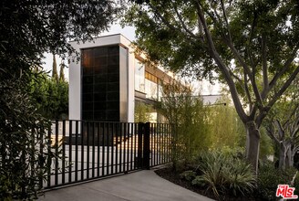 1210 Laurel Way in Beverly Hills, CA - Building Photo - Building Photo