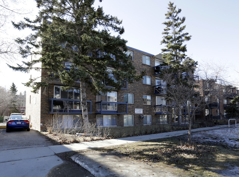 Colonial Manor in Calgary, AB - Building Photo