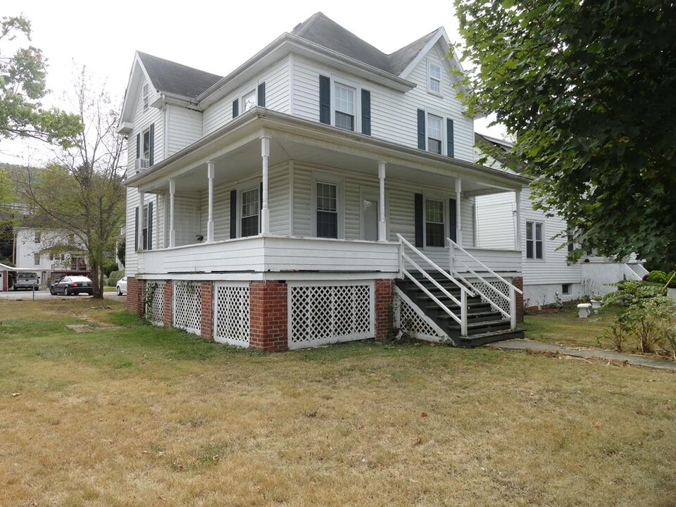 601 College Ave in Bluefield, WV - Building Photo