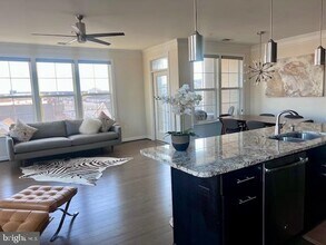 13722 Neil Armstrong Ave in Herndon, VA - Building Photo - Building Photo