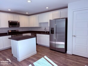 321 Bay Village Pl in Henderson, NV - Building Photo - Building Photo