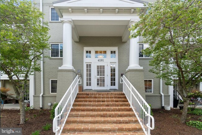 4191 S Four Mile Run Dr in Arlington, VA - Building Photo - Building Photo