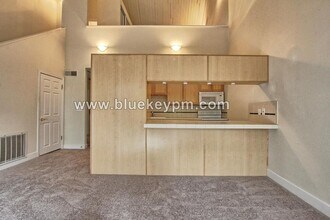 4 Touchstone Dr in Lake Oswego, OR - Building Photo - Building Photo