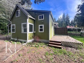 1823 NE Rustic Ln in Bremerton, WA - Building Photo