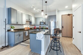 The Isaac Apartments in Roseville, MN - Foto de edificio - Interior Photo