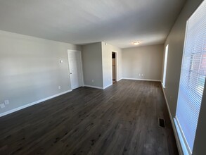 1080 Wallace Rd, Unit B8 in Jackson, TN - Foto de edificio - Building Photo