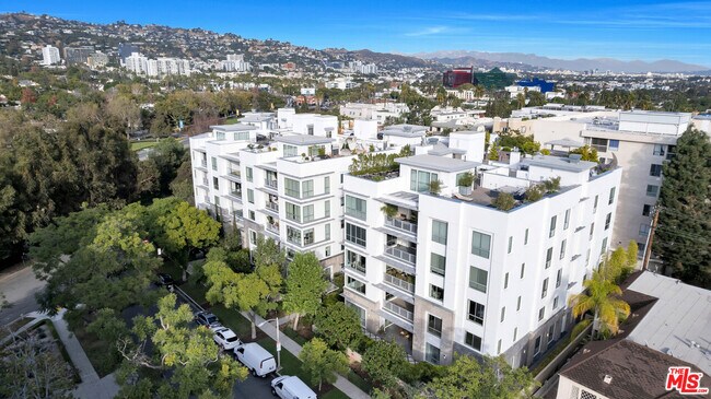 450 S Palm Dr in Beverly Hills, CA - Building Photo - Building Photo