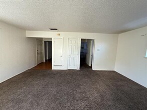 1021 Pleasant Valley Ln in Arlington, TX - Building Photo - Building Photo