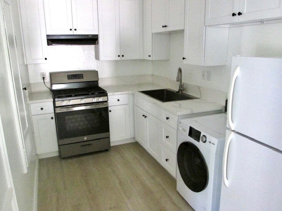 6840 Camrose Dr in Los Angeles, CA - Building Photo