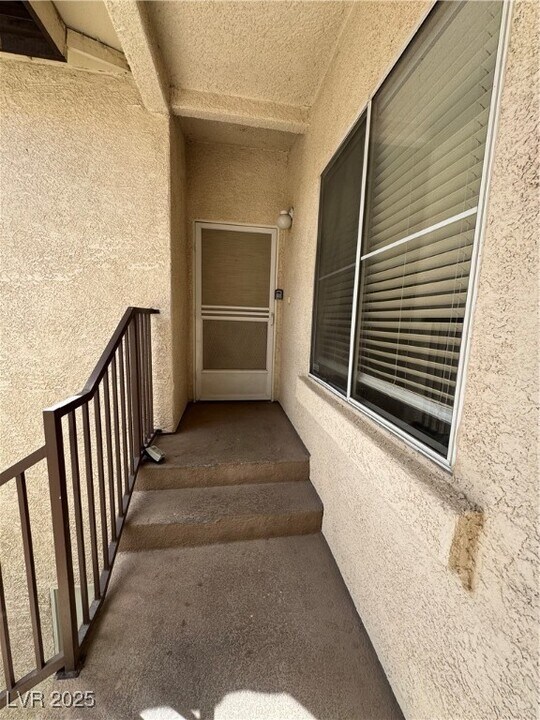 4910 Black Bear Rd in Las Vegas, NV - Building Photo