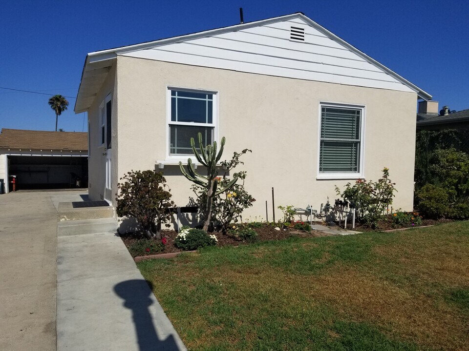 8412 Glider Ave in Los Angeles, CA - Building Photo
