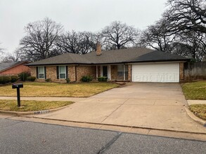 1803 Burr Oak St in Arlington, TX - Building Photo - Building Photo