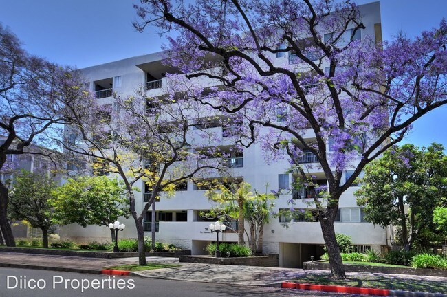321 N Oakhurst Dr-Unit -#204 in Beverly Hills, CA - Building Photo - Building Photo