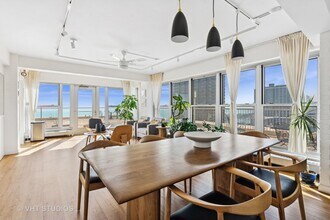 336 W Wellington Ave, Unit 2003 in Chicago, IL - Building Photo - Building Photo