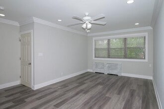 609 Tulip Ave in Stewart Manor, NY - Building Photo - Building Photo