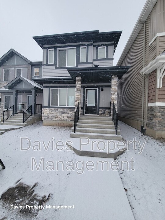 4582 Warbler Loop NW in Edmonton, AB - Building Photo