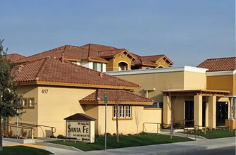 Santa Fe in Bakersfield, CA - Foto de edificio - Building Photo