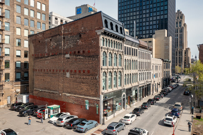 235-243 Notre-Dame O in Montréal, QC - Building Photo - Building Photo