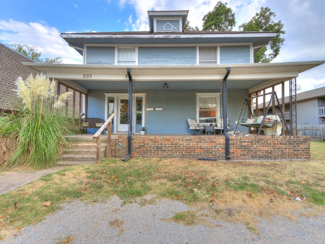 201-203 W Acres St