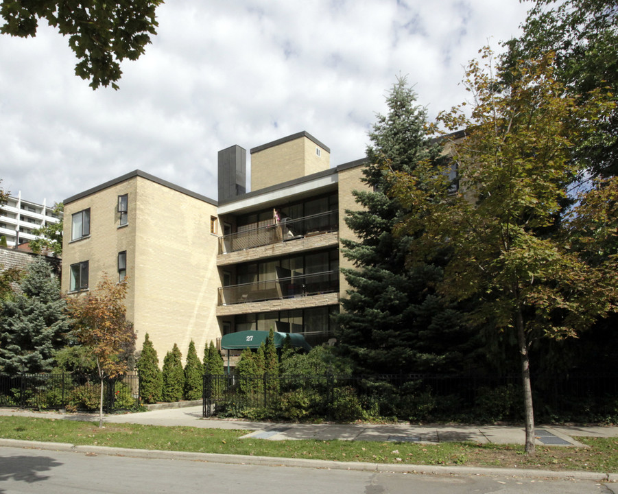 27 Walmer Rd in Toronto, ON - Building Photo