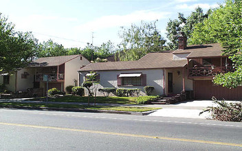 Capitol Cottages in Sacramento, CA - Building Photo - Building Photo