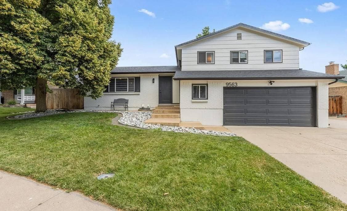 9563 W Caley Ave in Littleton, CO - Building Photo