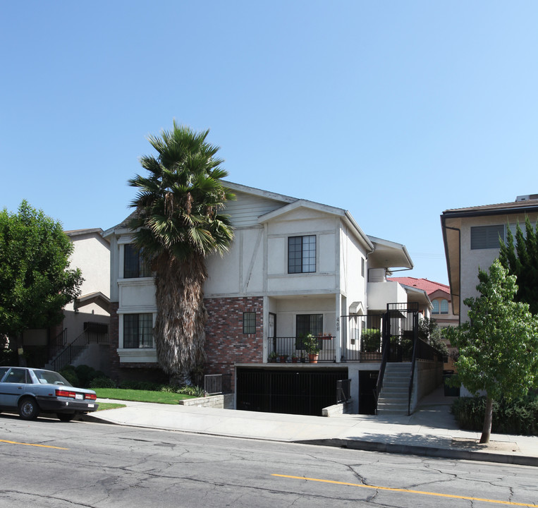 468 E Cypress Ave in Burbank, CA - Building Photo